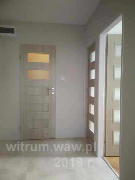 Krzywa futryna , dopasowanie drzwi na wynajem. Montaż Warszawa Ursus.